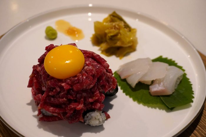 Beef tartare gimbap roll